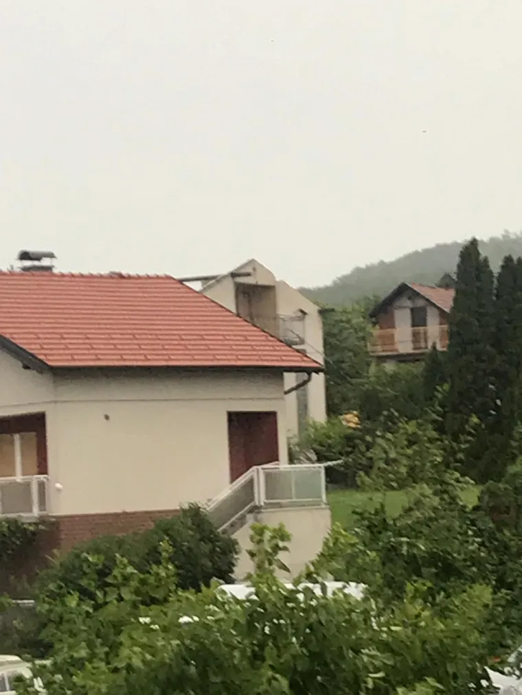 Jako nevrijeme poharalo vi&scaron;e županija, u Zagorju jak vjetar "čupao" krovove kuća i drveće