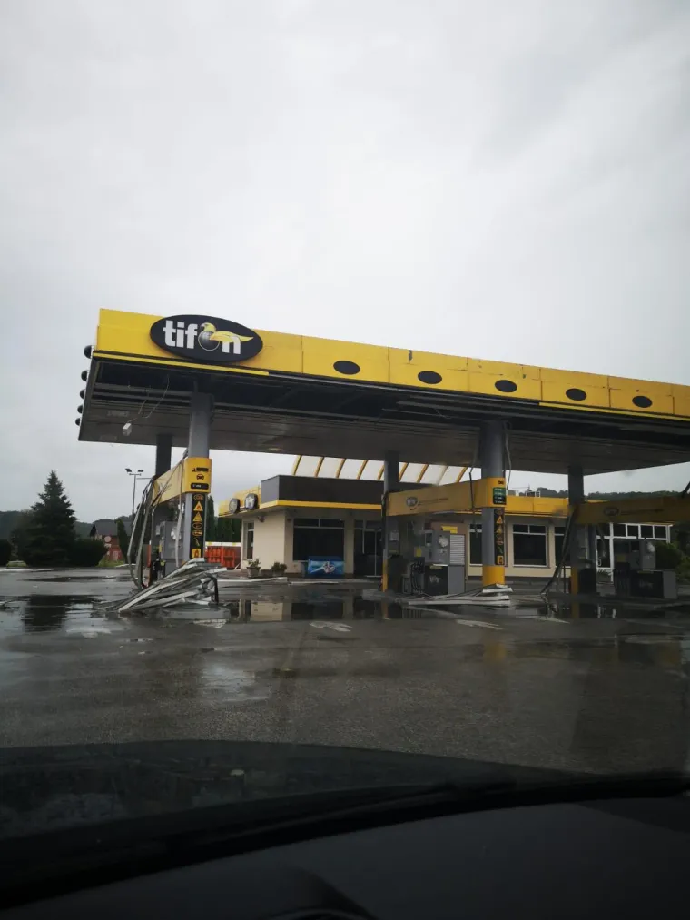 Jako nevrijeme poharalo vi&scaron;e županija, u Zagorju jak vjetar "čupao" krovove kuća i drveće