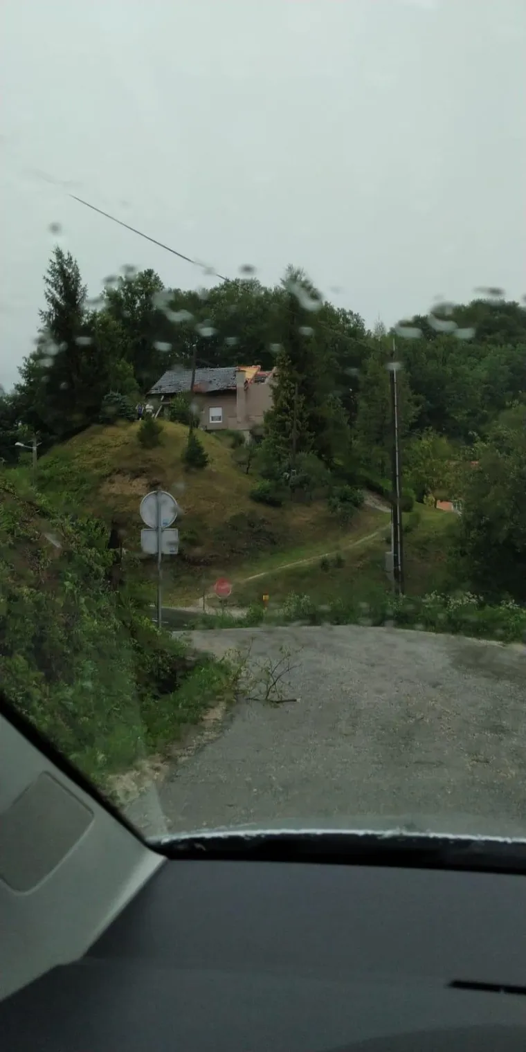 Jako nevrijeme poharalo vi&scaron;e županija, u Zagorju jak vjetar "čupao" krovove kuća i drveće
