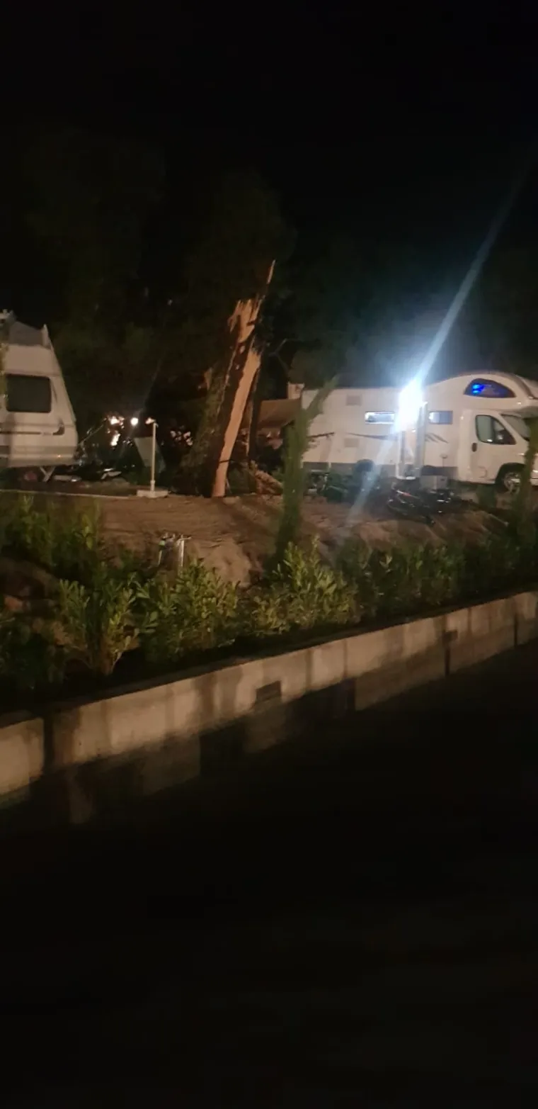 Snažna oluja protutnjala Zadrom: Na grad se obru&scaron;ila pijavica, o&scaron;tećeni auti, nestalo struje...