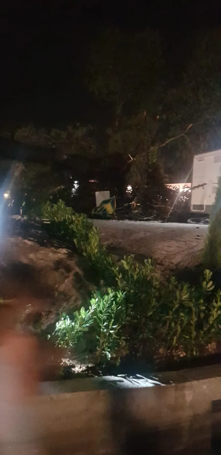 Snažna oluja protutnjala Zadrom: Na grad se obru&scaron;ila pijavica, o&scaron;tećeni auti, nestalo struje...