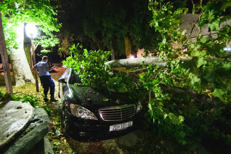 Snažna oluja protutnjala Zadrom: Na grad se obru&scaron;ila pijavica, o&scaron;tećeni auti, nestalo struje...