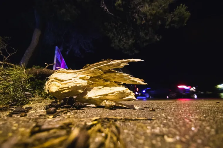 Snažna oluja protutnjala Zadrom: Na grad se obru&scaron;ila pijavica, o&scaron;tećeni auti, nestalo struje...