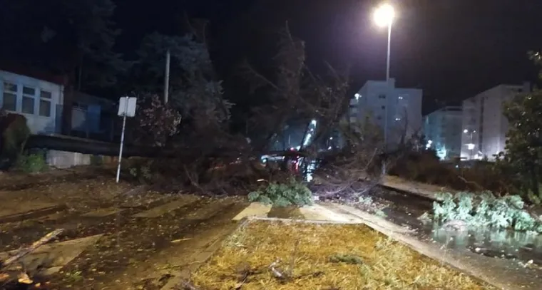 Snažna oluja protutnjala Zadrom: Na grad se obru&scaron;ila pijavica, o&scaron;tećeni auti, nestalo struje...