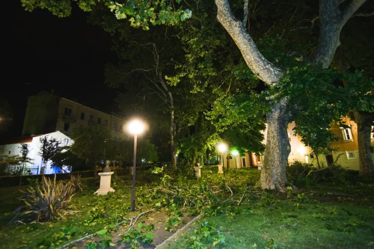 Snažna oluja protutnjala Zadrom: Na grad se obru&scaron;ila pijavica, o&scaron;tećeni auti, nestalo struje...
