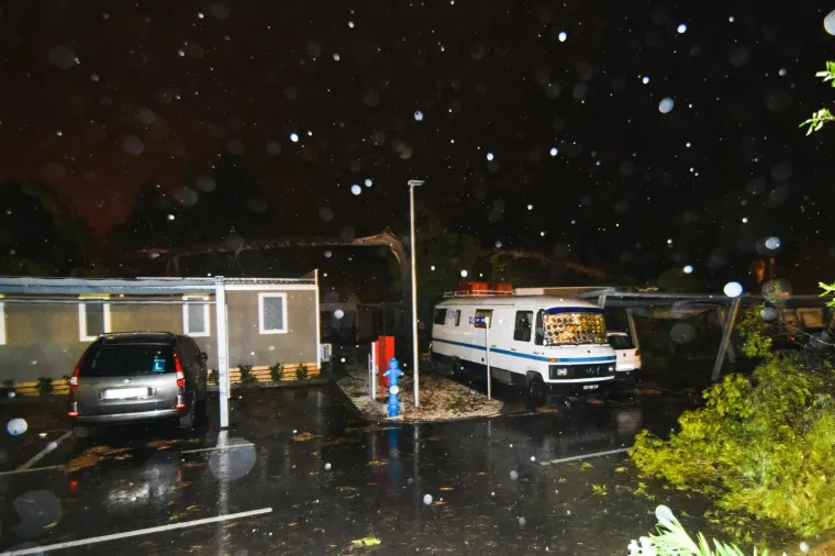 Snažna oluja protutnjala Zadrom: Na grad se obru&scaron;ila pijavica, o&scaron;tećeni auti, nestalo struje...