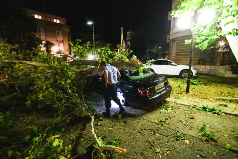 Snažna oluja protutnjala Zadrom: Na grad se obru&scaron;ila pijavica, o&scaron;tećeni auti, nestalo struje...