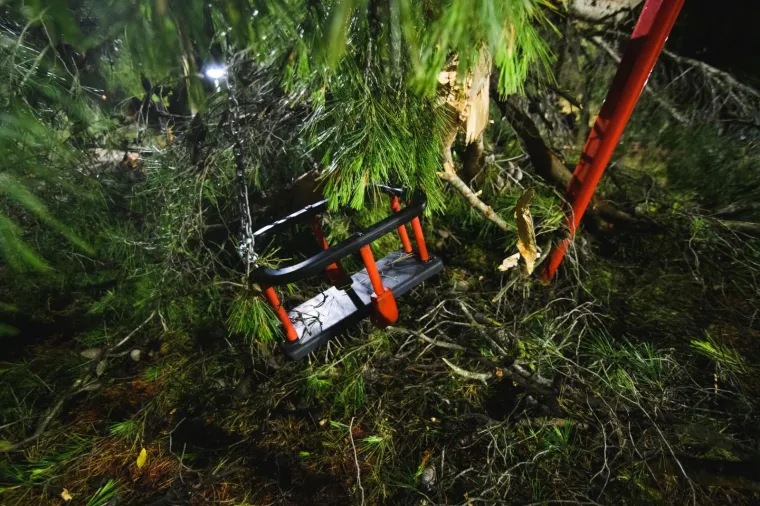 Snažna oluja protutnjala Zadrom: Na grad se obru&scaron;ila pijavica, o&scaron;tećeni auti, nestalo struje...