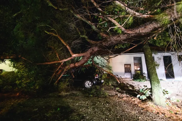 Snažna oluja protutnjala Zadrom: Na grad se obru&scaron;ila pijavica, o&scaron;tećeni auti, nestalo struje...