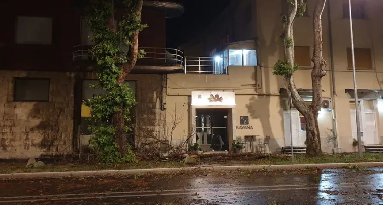 Snažna oluja protutnjala Zadrom: Na grad se obru&scaron;ila pijavica, o&scaron;tećeni auti, nestalo struje...