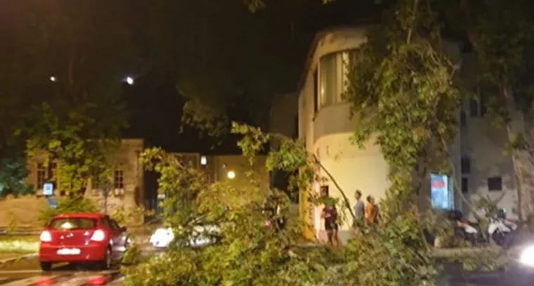 Snažna oluja protutnjala Zadrom: Na grad se obru&scaron;ila pijavica, o&scaron;tećeni auti, nestalo struje...