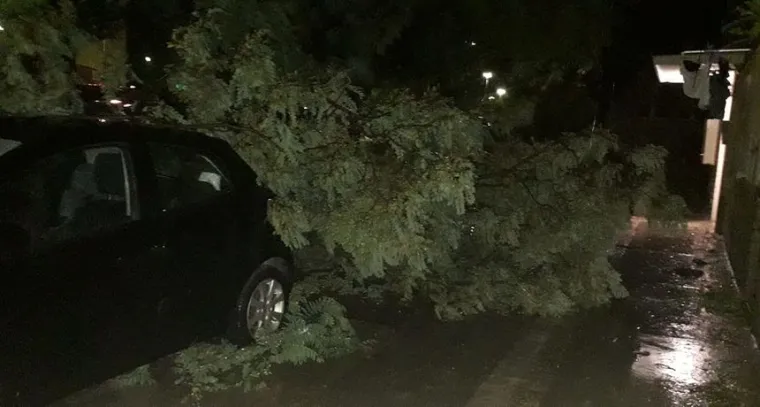 Snažna oluja protutnjala Zadrom: Na grad se obru&scaron;ila pijavica, o&scaron;tećeni auti, nestalo struje...