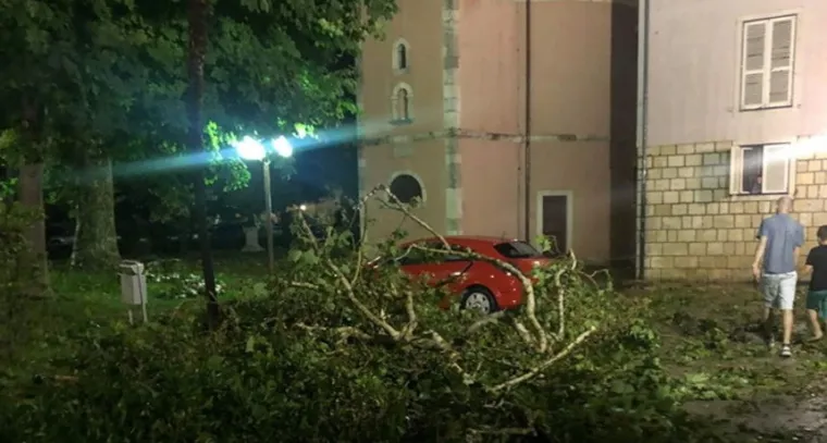 Snažna oluja protutnjala Zadrom: Na grad se obru&scaron;ila pijavica, o&scaron;tećeni auti, nestalo struje...