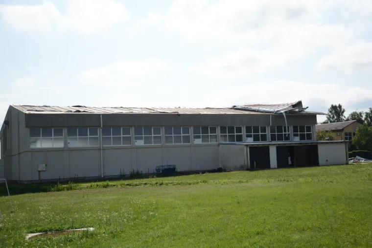 Tijekom sinocnjeg olujnog nevremena odletjelo je kompletno kroviste skolske sportske dvorane i dio krovista osnovne skole Petar Preradovic. Steta se procjenjuje na 700.000 kuna