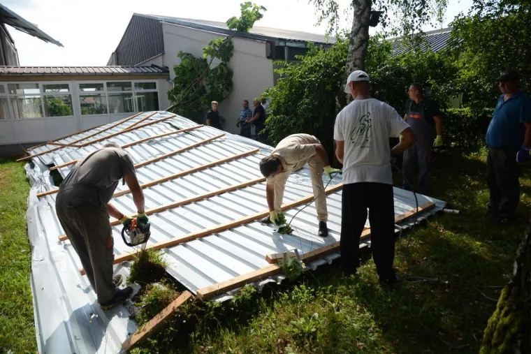 Tijekom sinocnjeg olujnog nevremena odletjelo je kompletno kroviste skolske sportske dvorane i dio krovista osnovne skole Petar Preradovic. Steta se procjenjuje na 700.000 kuna