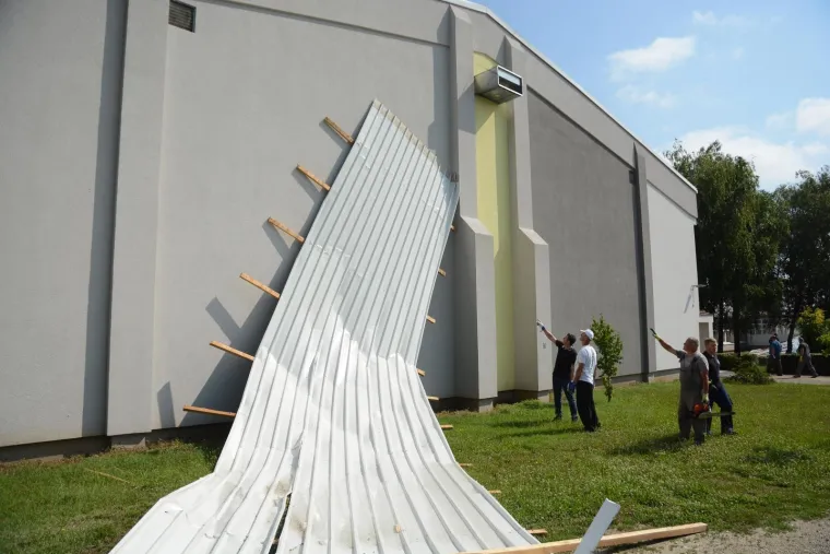 Tijekom sinocnjeg olujnog nevremena odletjelo je kompletno kroviste skolske sportske dvorane i dio krovista osnovne skole Petar Preradovic. Steta se procjenjuje na 700.000 kuna