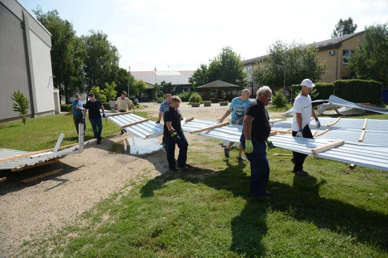 Tijekom sinocnjeg olujnog nevremena odletjelo je kompletno kroviste skolske sportske dvorane i dio krovista osnovne skole Petar Preradovic. Steta se procjenjuje na 700.000 kuna