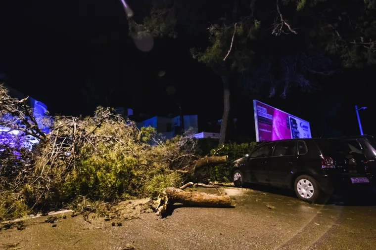 KATASTROFALNO NEVRIJEME POHARALO ZADAR: Vjetar puhao 29 m/s i čupao stabla