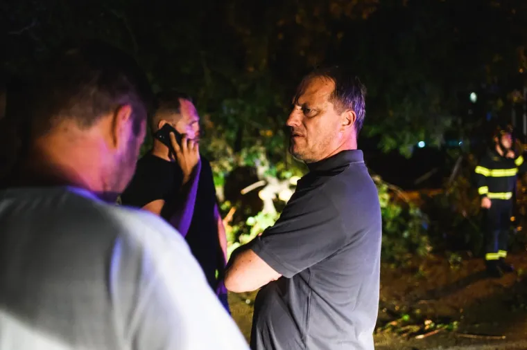 KATASTROFALNO NEVRIJEME POHARALO ZADAR: Vjetar puhao 29 m/s i čupao stabla