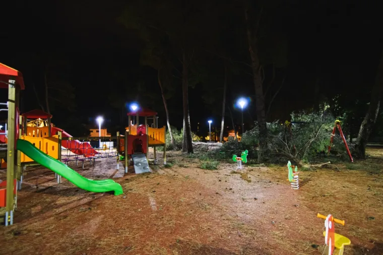 KATASTROFALNO NEVRIJEME POHARALO ZADAR: Vjetar puhao 29 m/s i čupao stabla