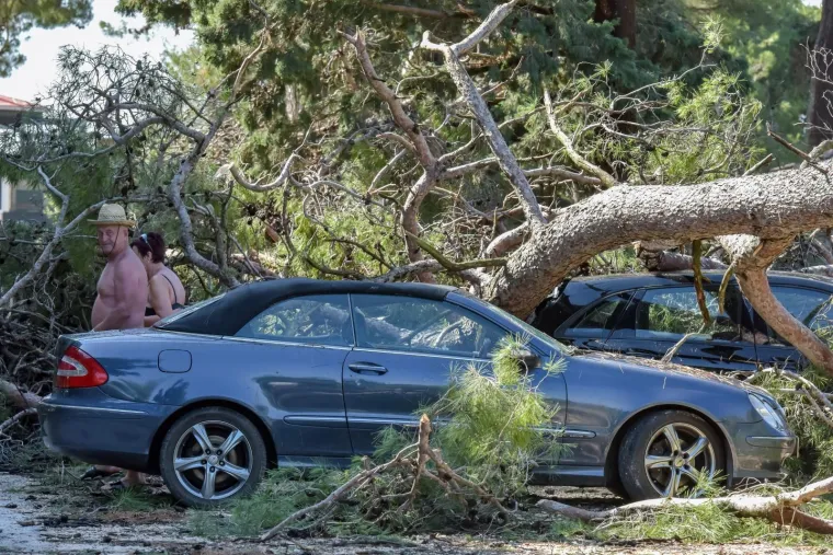 KATASTROFALNO NEVRIJEME POHARALO ZADAR: Vjetar puhao 29 m/s i čupao stabla