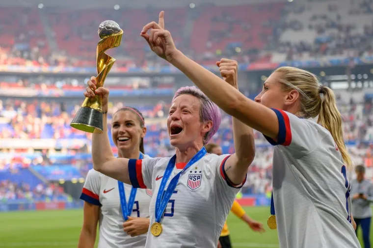 Inače, u jučera&scaron;njem finalu svjetskog prvenstva nogometa&scaron;ica reprezentacija SAD je u Lyonu pobijedila Nizozemsku sa 2-0 obraniv&scaron;i naslov osvojen prije četiri godine u Kanadi. Pobjeda Amerikanki, kojima je to rekordni četvrti naslov svjetskih prvakinja, mogla je biti i uvjerljivija, no nizozemska vratarka Sari van Veenendaal je bila sjajna zasluživ&scaron;i epitet igračice utakmice. Reprezentacija SAD-a je do prvog mjesta stigla sa sedam pobjeda i razlikom pogodaka 26:3.