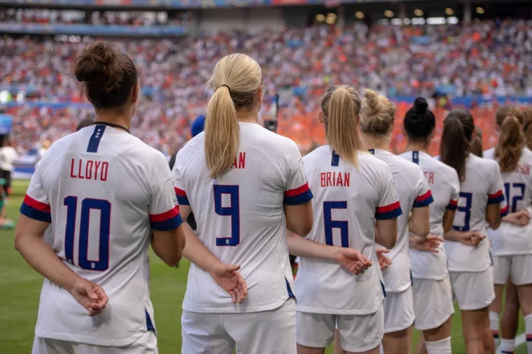 Ovaj svjetski ženski nogometni trijumf izazvao je pozornost američkih medija, posebno sportskih. Ovo je vjerojatno, kako to već obično i biva, bio najpraćeniji ženski nogometni događaj ikad u američkim medijima. Da pojasnimo, nije ovo samo bio obični nogometni događaj za žene u jednom mu&scaron;kom sportu, nego su te žene izazvale veliko zanimanje javnosti u SAD-u, zemlji u kojoj nogomet, a posebno ženski nogomet i nije ba&scaron; među onim najpopularnijim sportovima.