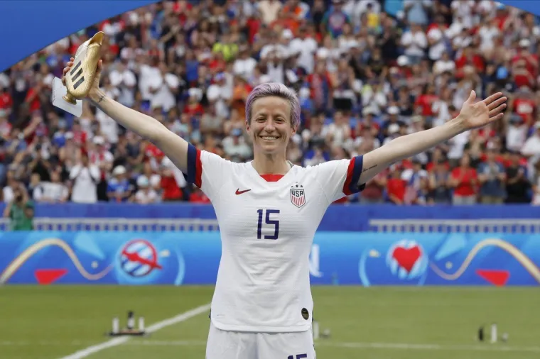 Kapetanica američke reprezentacije Megan Rapinoe je i prije početka SP-a najavila kako neće otići u Bijelu kuću dok u njoj stoluje Donald Trump jer su njegovi stavovi, ali i potezi administracije &scaron;tetni za niz dru&scaron;tvenih manjina, uključujući i LGBT zajednicu.