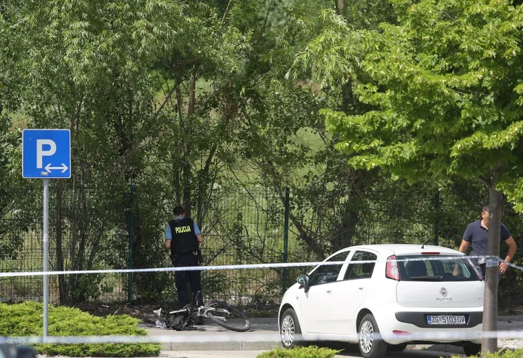 Maskirani dvojac je upao danas u PBZ na Črnomercu u Zagreb. Međutim, u poslovnici je bio policajac u civilu koji je pucao u zrak da prestraši razbojnika.