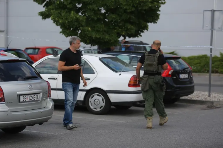 MASKIRANI RAZBOJNICI UPALI U ZAGREBAČKU PBZ POSLOVNICU: Policajac u civilu pucao u zrak da ih prestraši