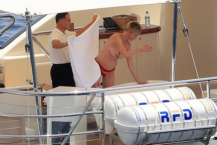 MELANIE GRIFFITH U 62. GODINI POKAZALA GOLE GRUDI: Glumicu ulovili paparazzi dok se spremala za masažu