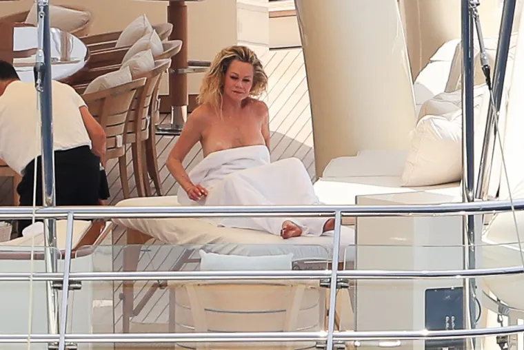 MELANIE GRIFFITH U 62. GODINI POKAZALA GOLE GRUDI: Glumicu ulovili paparazzi dok se spremala za masažu