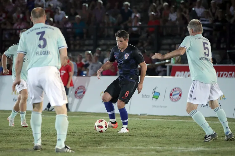 Nogometni spektakl u pulskoj areni: Hrvatske i Bayernove nogometne legende odmjerile snage