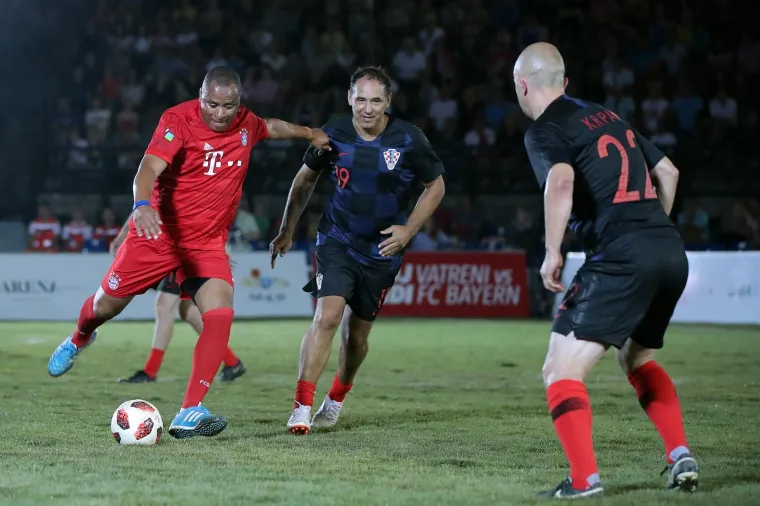 Nogometni spektakl u pulskoj areni: Hrvatske i Bayernove nogometne legende odmjerile snage