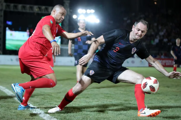 Nogometni spektakl u pulskoj areni: Hrvatske i Bayernove nogometne legende odmjerile snage