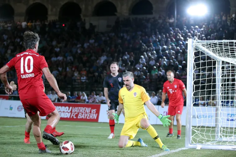 Nogometni spektakl u pulskoj areni: Hrvatske i Bayernove nogometne legende odmjerile snage