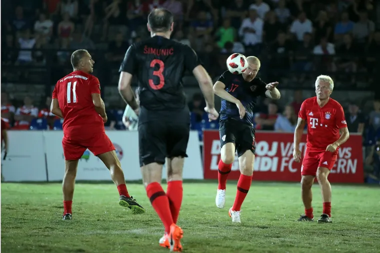 Nogometni spektakl u pulskoj areni: Hrvatske i Bayernove nogometne legende odmjerile snage