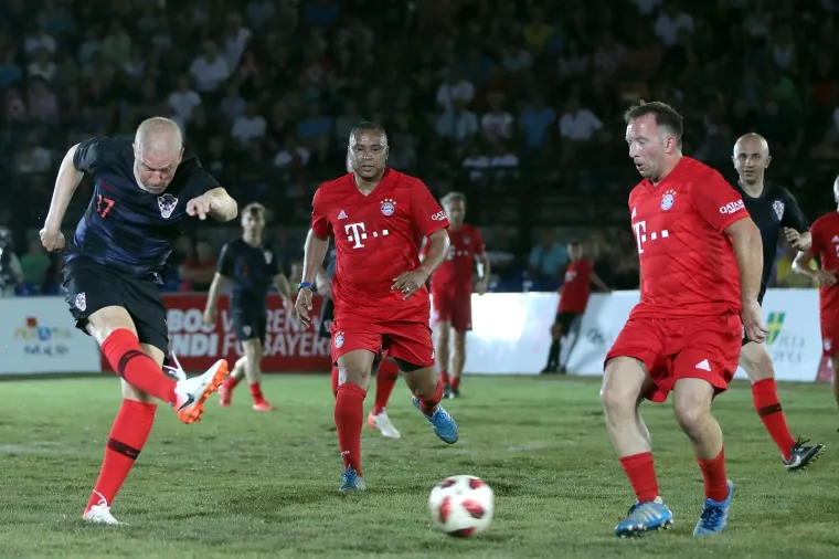 Nogometni spektakl u pulskoj areni: Hrvatske i Bayernove nogometne legende odmjerile snage