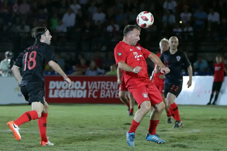 Nogometni spektakl u pulskoj areni: Hrvatske i Bayernove nogometne legende odmjerile snage