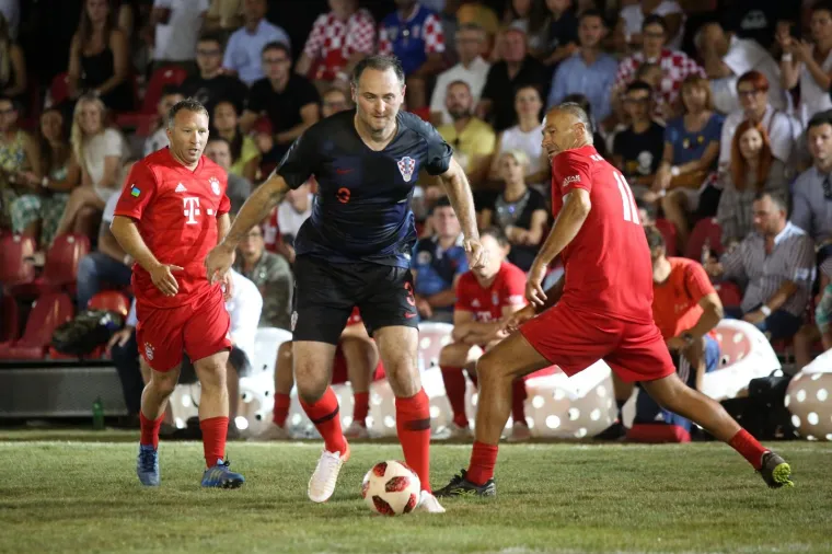 Nogometni spektakl u pulskoj areni: Hrvatske i Bayernove nogometne legende odmjerile snage