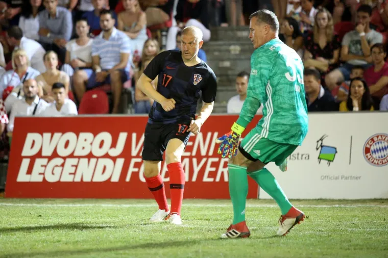 Nogometni spektakl u pulskoj areni: Hrvatske i Bayernove nogometne legende odmjerile snage