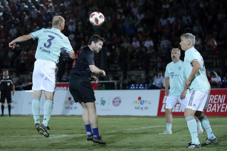 Nogometni spektakl u pulskoj areni: Hrvatske i Bayernove nogometne legende odmjerile snage