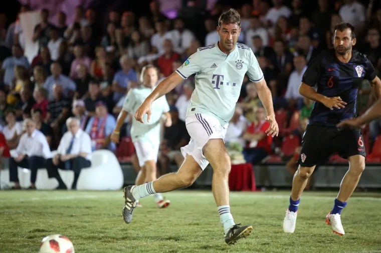 Nogometni spektakl u pulskoj areni: Hrvatske i Bayernove nogometne legende odmjerile snage