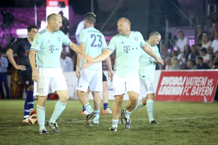 Nogometni spektakl u pulskoj areni: Hrvatske i Bayernove nogometne legende odmjerile snage