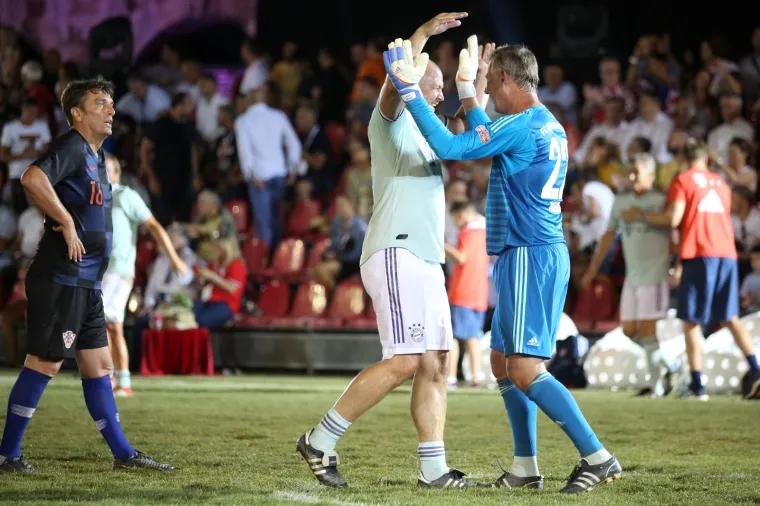 Nogometni spektakl u pulskoj areni: Hrvatske i Bayernove nogometne legende odmjerile snage