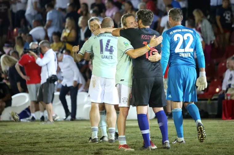 Nogometni spektakl u pulskoj areni: Hrvatske i Bayernove nogometne legende odmjerile snage