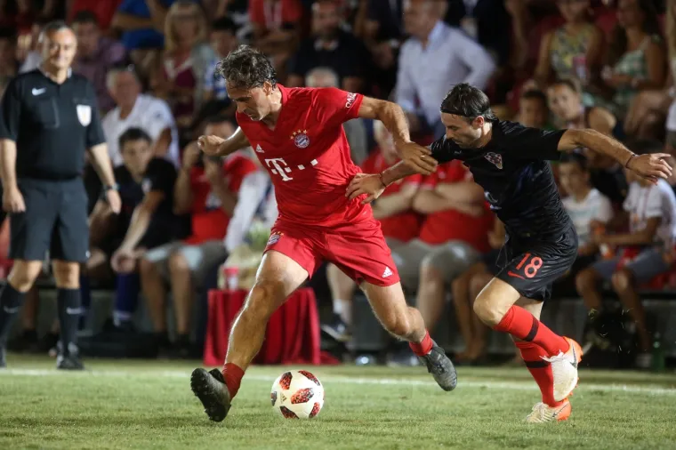 Nogometni spektakl u pulskoj areni: Hrvatske i Bayernove nogometne legende odmjerile snage