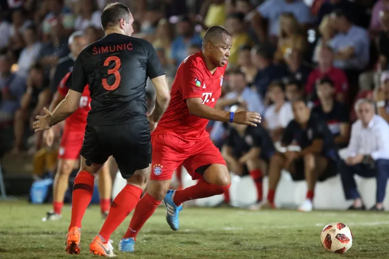 Nogometni spektakl u pulskoj areni: Hrvatske i Bayernove nogometne legende odmjerile snage