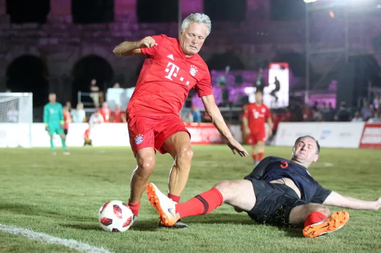 Nogometni spektakl u pulskoj areni: Hrvatske i Bayernove nogometne legende odmjerile snage