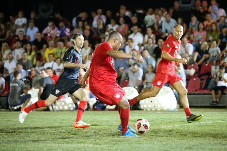 Nogometni spektakl u pulskoj areni: Hrvatske i Bayernove nogometne legende odmjerile snage